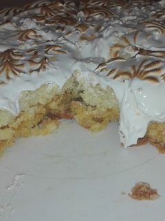 Una foto de Tarta de merengue quemao con almendras