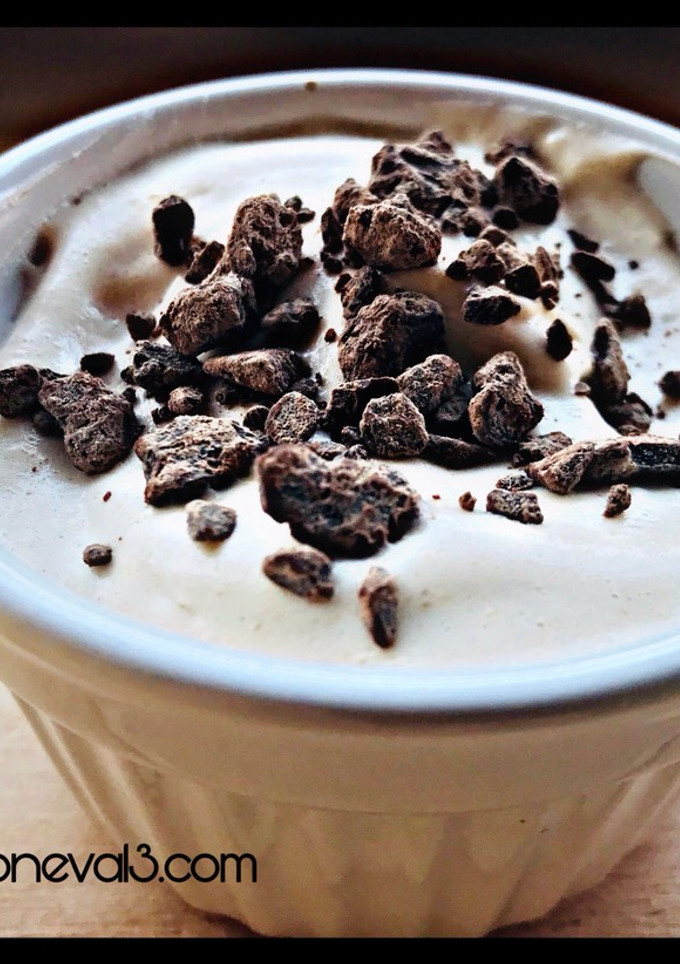Una foto de Mousse Helada de plátano, y chocolate