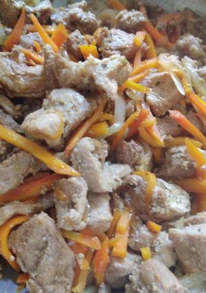 Una foto de Pernil de cerdo en zanahoria