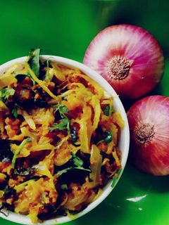 पीठ पेरून कांद्याची भाजी (pith perun kandyachi bhaji recipe in marathi) रेसिपी चे मुख्य फोटो