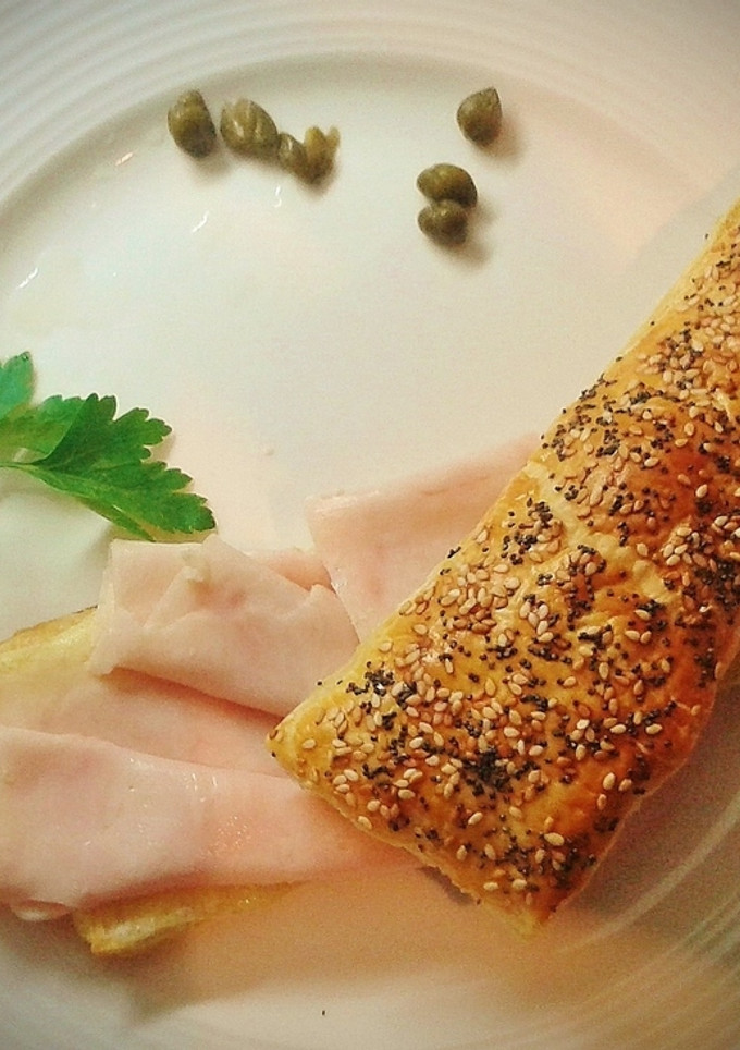 Una foto de Sandwich de hojaldre con pechuga de pavo y queso
