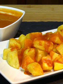 Una foto de Patatas con salsa brava, hoy te enseño cómo hacer esta deliciosa tapa