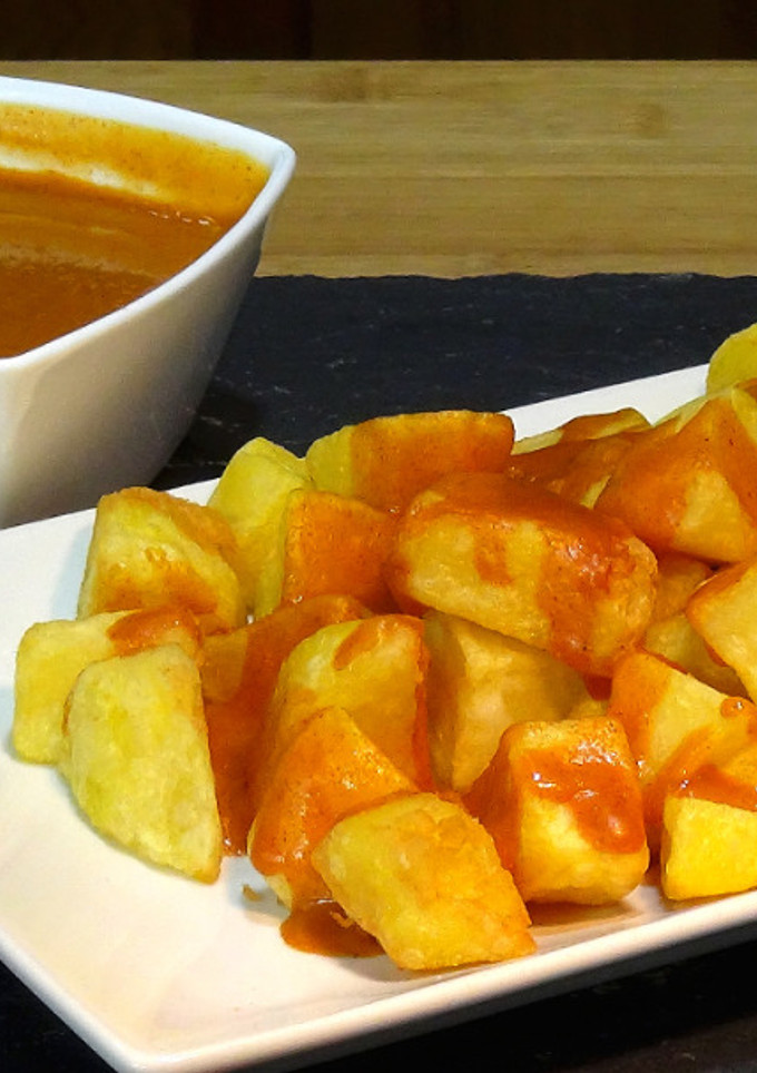 Una foto de Patatas con salsa brava, hoy te enseño cómo hacer esta deliciosa tapa