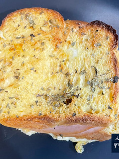Una foto de Sándwich especial de pan brioche