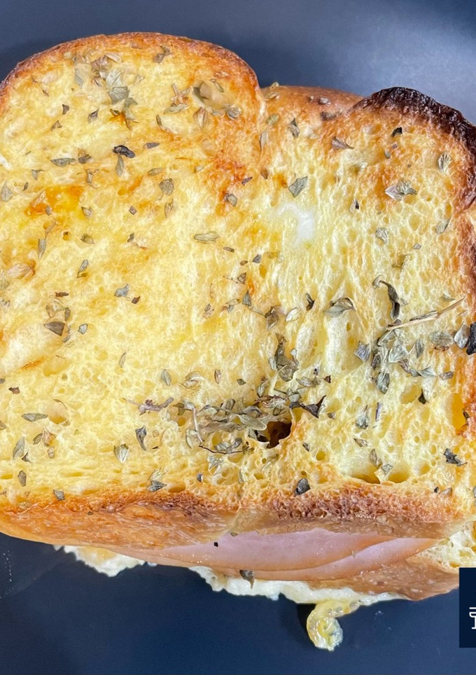 Una foto de Sándwich especial de pan brioche