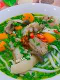 Bánh canh sườn heo cà rốt và nấm đùi gà