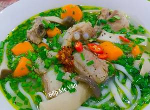 Hình của món Bánh canh sườn heo cà rốt và nấm đùi gà.