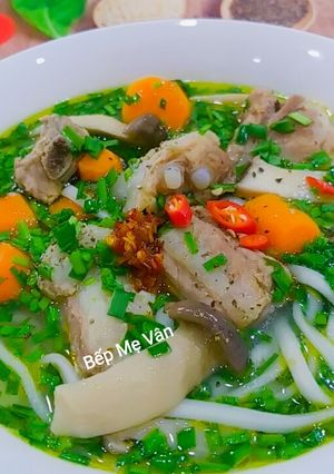 Hình của món Bánh canh sườn heo cà rốt và nấm đùi gà.