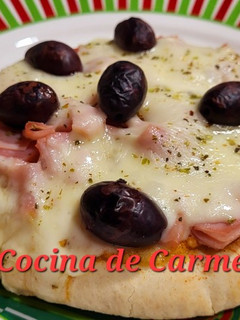 Una foto de Pizzeta de pan de pita con hummus