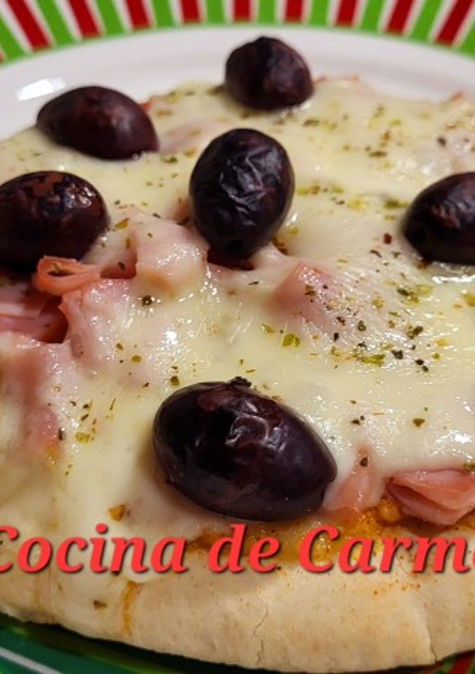 Una foto de Pizzeta de pan de pita con hummus