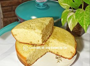 Una foto de Torta de vainilla con trozos de manzana🍎 en una Essen