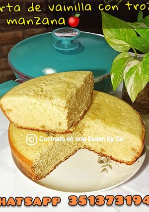 Una foto de Torta de vainilla con trozos de manzana🍎 en una Essen