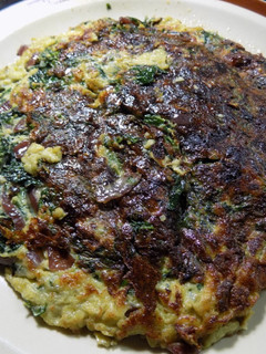 Una foto de Tortilla de espinacas y cebolla morada