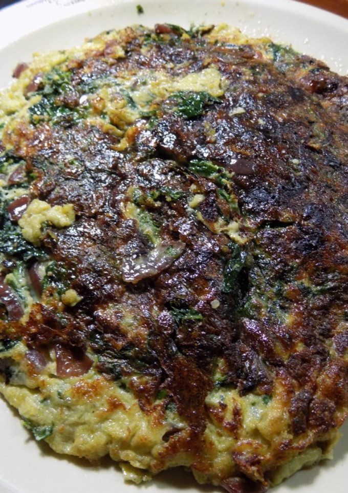 Una foto de Tortilla de espinacas y cebolla morada