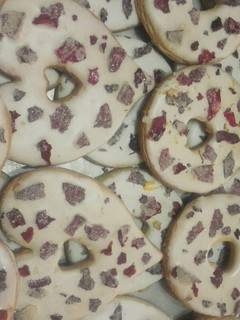 Una foto de Galletas de mantequilla de San Valentín con pétalos de rosa