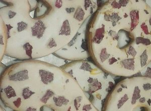 Una foto de Galletas de mantequilla de San Valentín con pétalos de rosa