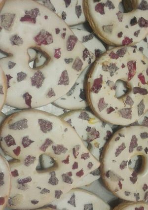 Una foto de Galletas de mantequilla de San Valentín con pétalos de rosa