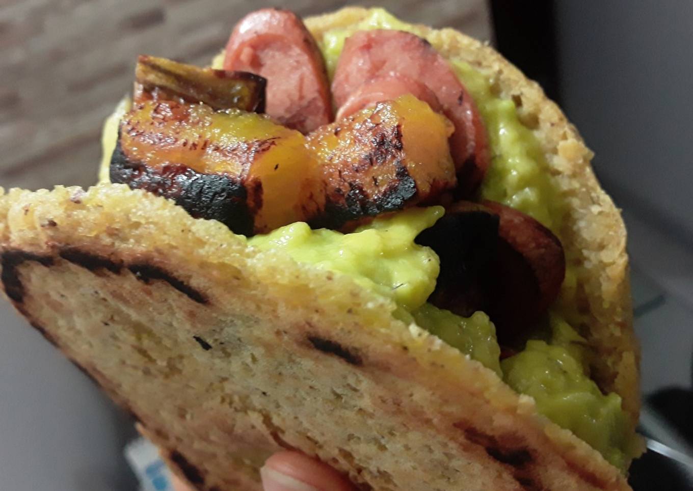 Arepa con aguacate, salchichas y trocitos de plátano maduro!!!