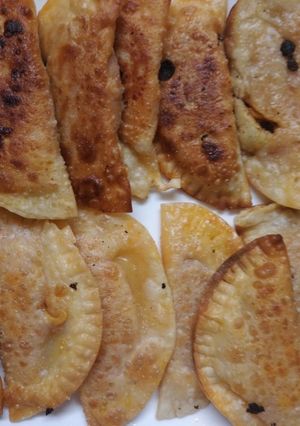 Una foto de Empanadillas de tomate y atún 🥟🥟🍅+🍚