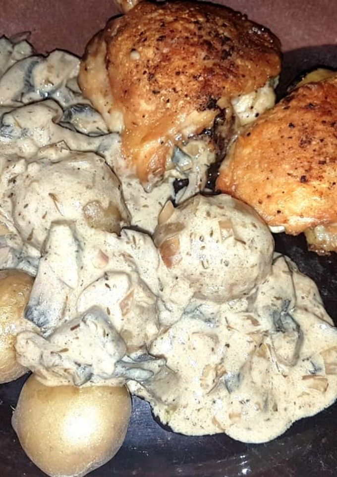 Una foto de Muslos de pollo con salsa de champiñones