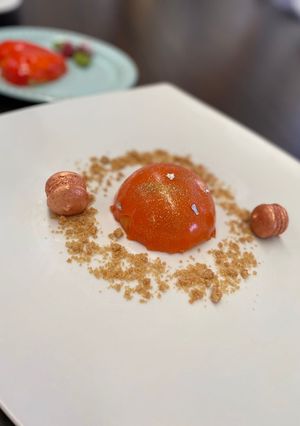 Una foto de Mousse de piloncillo con Jelly de guayaba y tejocote