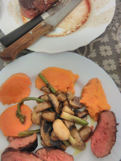 Una foto de Magret de pato a la plancha con verduras