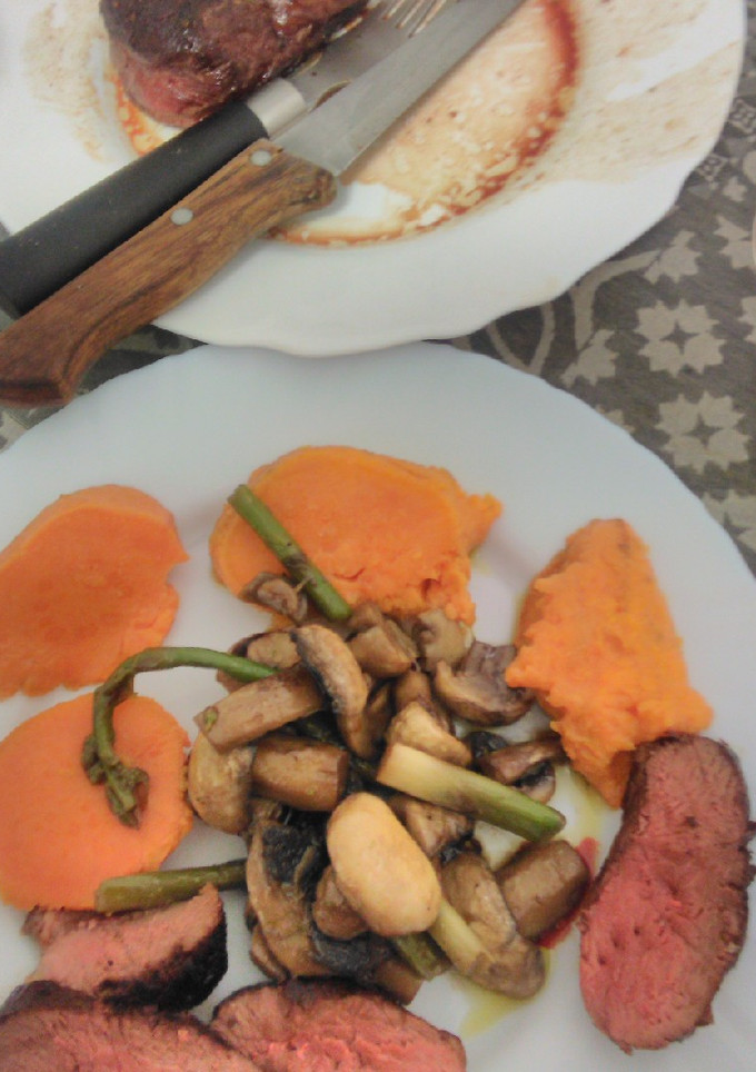 Una foto de Magret de pato a la plancha con verduras