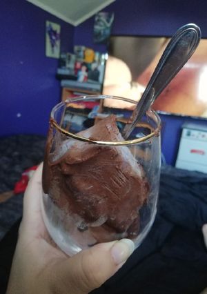 Una foto de Helado de chocolate con fruta natural 🍫