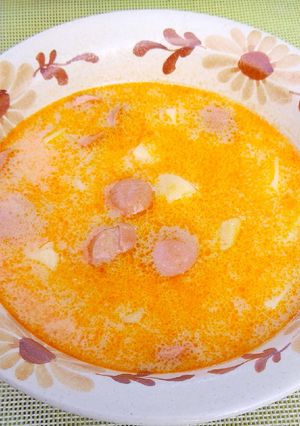 Tejfölös savanyú burgonyaleves virslivel recept fotója