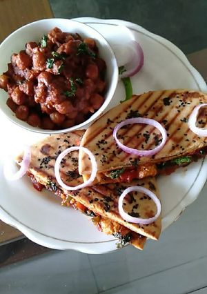 A picture of Paneer Stuffed Grilled Kulcha with Amritsari Chole.
