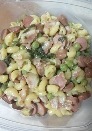 Baconos virslis zöldborsós tészta recept fotója