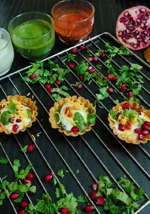 બાસ્કેટ ચાટ પૂરી (Basket chaat puri Recipe in gujarati) રેસીપી મુખ્ય ફોટો
