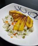 Arroz blanco con verduras y plátano macho
