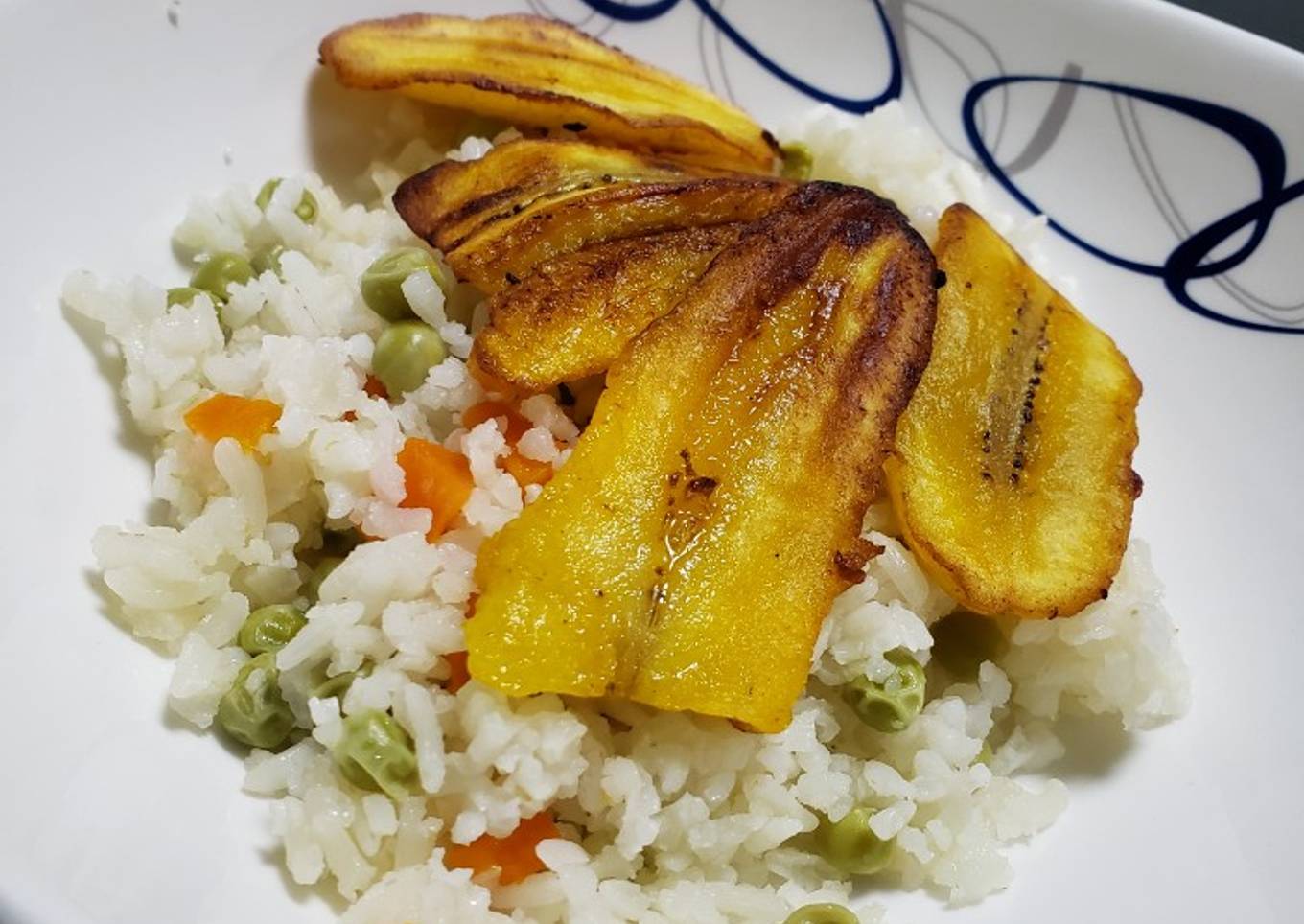 Arroz blanco con verduras y plátano macho