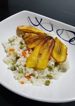Una foto de Arroz blanco con verduras y plátano macho
