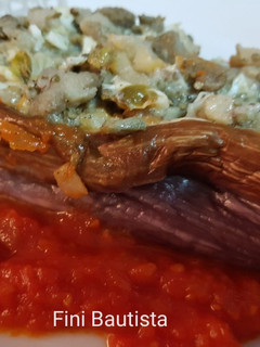 Una foto de Berenjena rellena en salsa de tomate