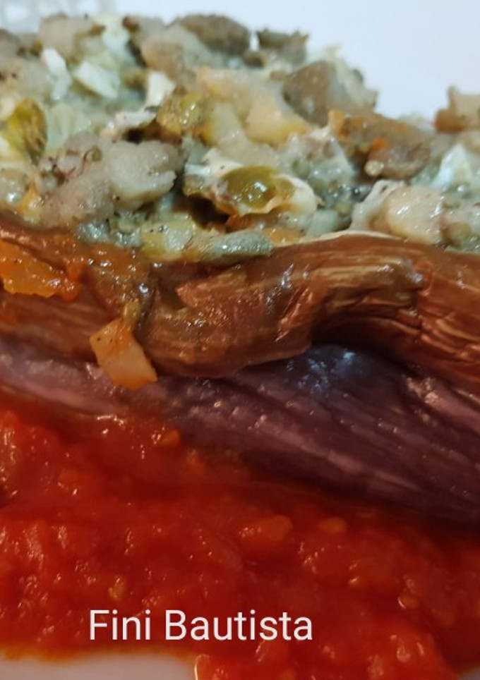 Una foto de Berenjena rellena en salsa de tomate