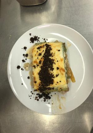 Una foto de Lasagna verde de pollo y morrones horneados