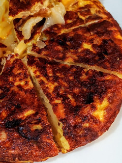 Una foto de TORTILLA🥔Española y Chorizo rellena con Espárragos Blancos..!😋