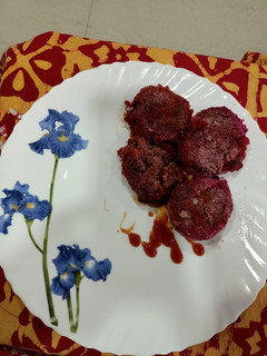 बीटरूट टिक्की (beetroot tikki recipe in marathi) रेसिपी चे मुख्य फोटो