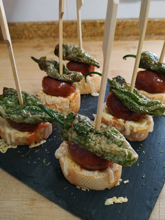Una foto de Pincho de chorizo y pimiento de padrón