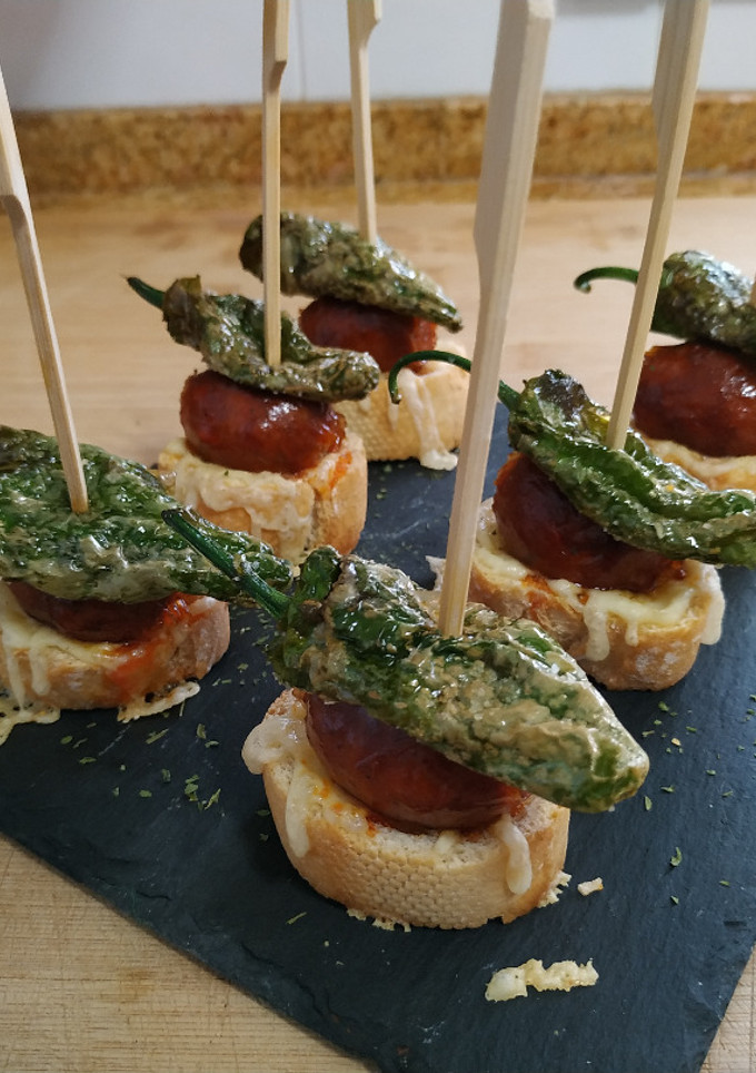 Una foto de Pincho de chorizo y pimiento de padrón