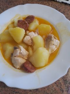 Una foto de Patatas con pollo y chorizo picante