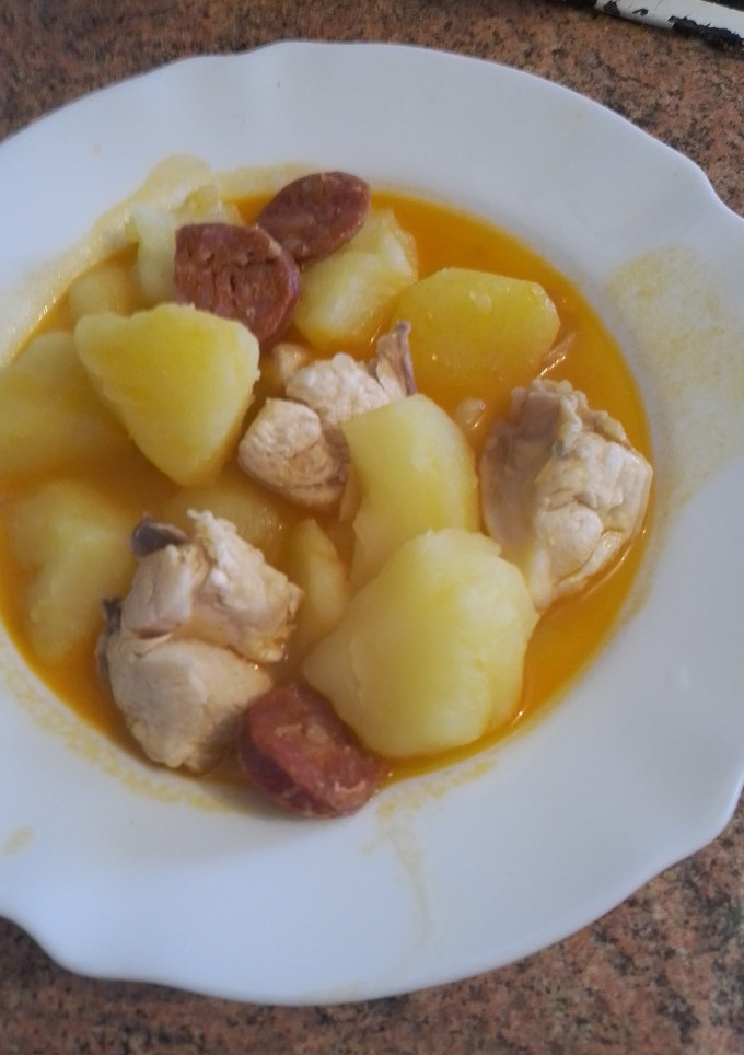Una foto de Patatas con pollo y chorizo picante