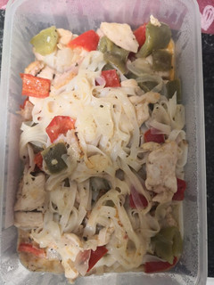 Foto principal de Tallarines de arroz con verdura y pollo con salsa de queso
