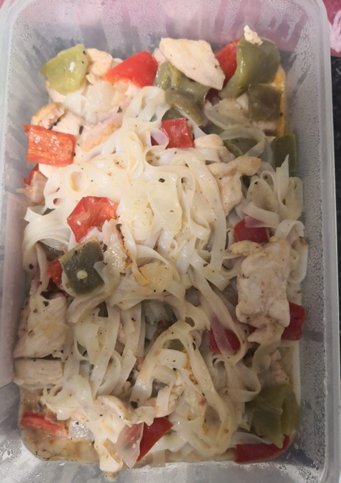 Una foto de Tallarines de arroz con verdura y pollo con salsa de queso