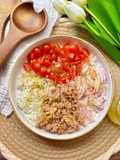 Ensalada de arroz con cherry y atún acompañado de vinagreta de almendras