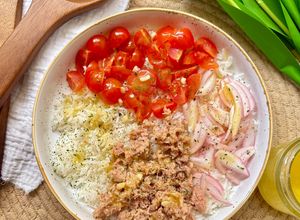 Foto principal de Ensalada de arroz con cherry y atún acompañado de vinagreta de almendras