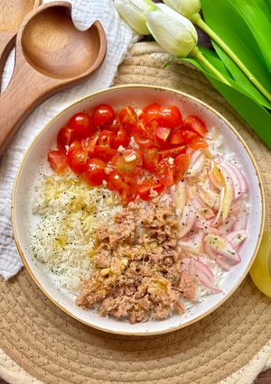 Una foto de Ensalada de arroz con cherry y atún acompañado de vinagreta de almendras