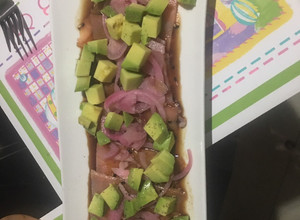 Una foto de Tiradito de salmón al estilo Nikkei